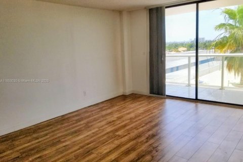 Condominio en venta en North Miami, Florida, 1 dormitorio, 68.75 m2 № 1857015 - foto 2