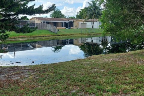 Casa en alquiler en Sunrise, Florida, 4 dormitorios, 168.8 m2 № 1852306 - foto 2