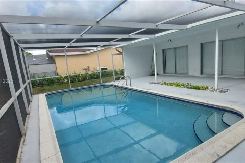 Casa en alquiler en Sunrise, Florida, 4 dormitorios, 168.8 m2 № 1852306 - foto 4