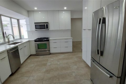 Casa en alquiler en Sunrise, Florida, 4 dormitorios, 168.8 m2 № 1852306 - foto 11