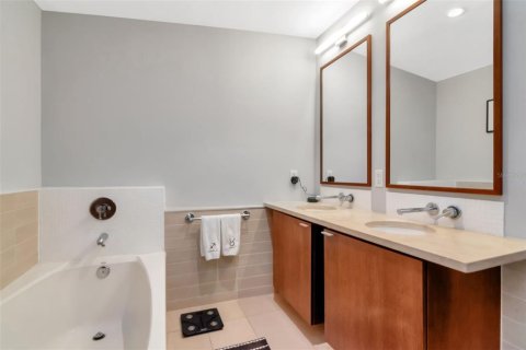 Condo in Tampa, Florida, 2 bedrooms  № 1822680 - photo 17