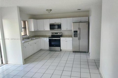 Снять в аренду таунхаус в Хомстед, Флорида 3 спальни, 89.19м2, № 2003889 - фото 4