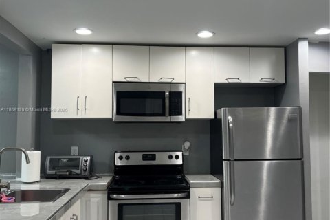 Condo in Miami, Florida, 1 bedroom  № 1896018 - photo 7