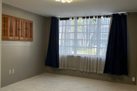 Condo in Miami, Florida, 1 bedroom  № 1896018 - photo 4