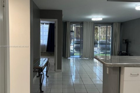 Condo in Miami, Florida, 1 bedroom  № 1896018 - photo 6