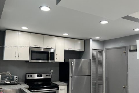 Condo in Miami, Florida, 1 bedroom  № 1896018 - photo 1