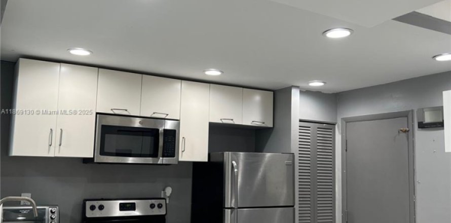 Condo in Miami, Florida, 1 bedroom  № 1896018