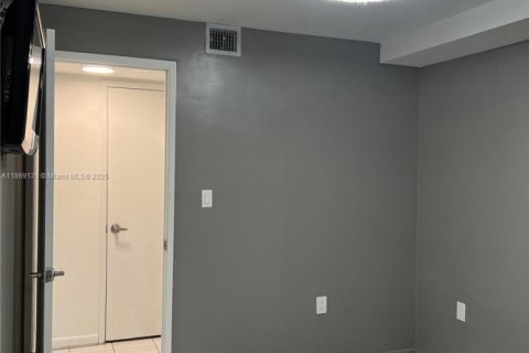 Condo in Miami, Florida, 1 bedroom  № 1896018 - photo 9