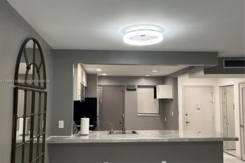 Condo in Miami, Florida, 1 bedroom  № 1896018 - photo 3