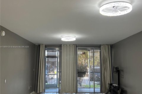 Condo in Miami, Florida, 1 bedroom  № 1896018 - photo 2