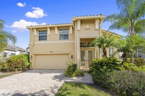 House in Port St. Lucie, Florida 3 bedrooms, 216.46 sq.m. № 2083569 - photo 2