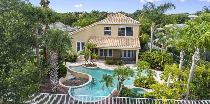House in Port St. Lucie, Florida 3 bedrooms, 216.46 sq.m. № 2083569