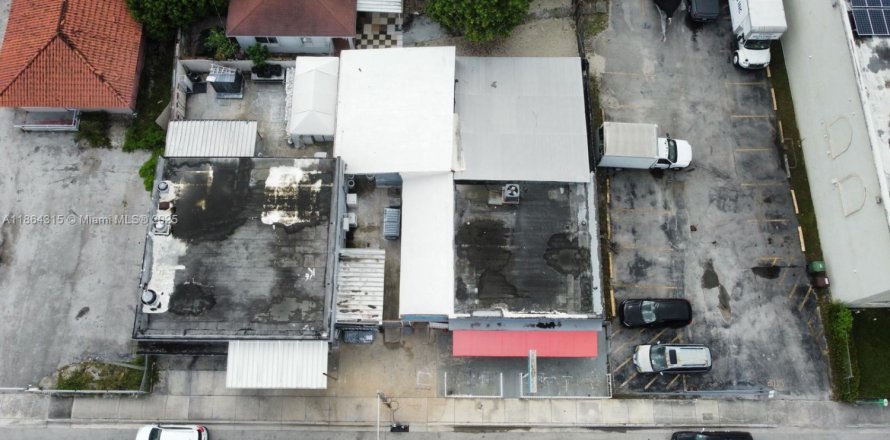 Commercial property in Hialeah, Florida № 1981068