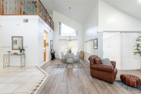 Casa en venta en Pembroke Pines, Florida, 4 dormitorios, 287.9 m2 № 2428160 - foto 2