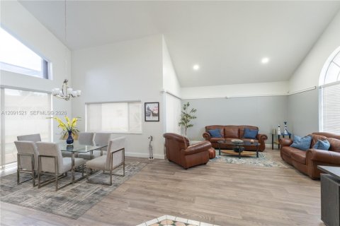 Casa en venta en Pembroke Pines, Florida, 4 dormitorios, 287.9 m2 № 2428160 - foto 16
