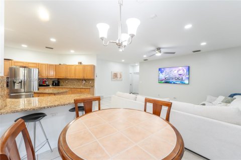 Casa en venta en Pembroke Pines, Florida, 4 dormitorios, 287.9 m2 № 2428160 - foto 5