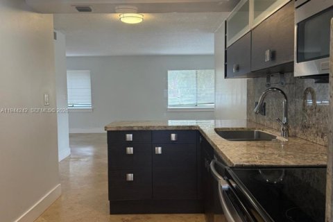 House in Plantation, Florida 2 bedrooms, 89.56 sq.m. № 2002690 - photo 7