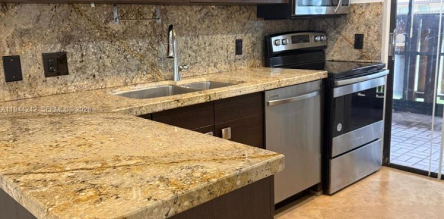 House in Plantation, Florida 2 bedrooms, 89.56 sq.m. № 2002690