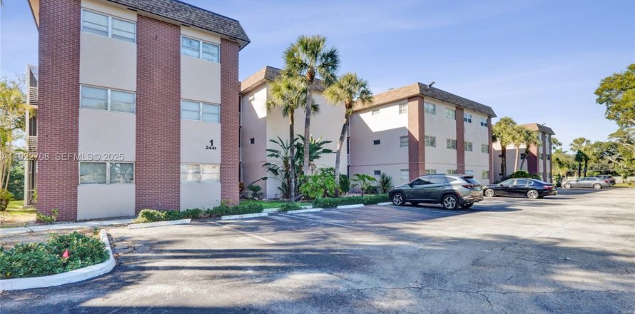 Кондоминиум с 2 спальнями в Дейви, Флорида № 1976514