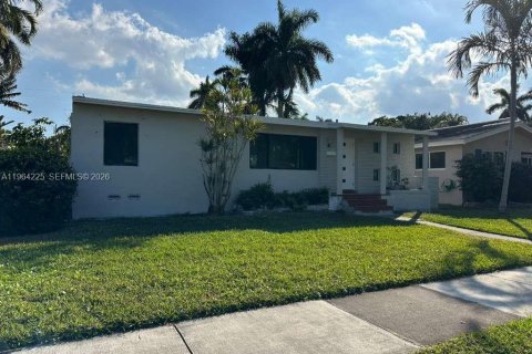 Снять в аренду виллу или дом в Холливуд, Флорида 3 спальни, 138.33м2, № 2027078 - фото 2