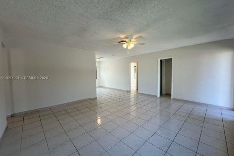 Снять в аренду виллу или дом в Холливуд, Флорида 3 спальни, 138.33м2, № 2027078 - фото 9