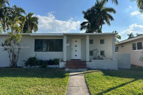 Снять в аренду виллу или дом в Холливуд, Флорида 3 спальни, 138.33м2, № 2027078 - фото 3