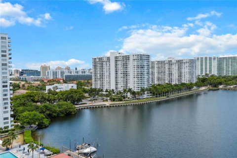 Condo in Aventura, Florida, 2 bedrooms  № 2242472 - photo 10
