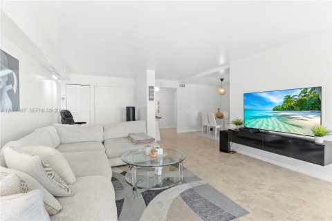 Condo in Aventura, Florida, 2 bedrooms  № 2242472 - photo 9