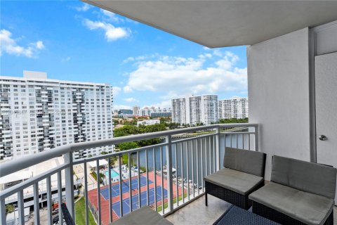 Condo in Aventura, Florida, 2 bedrooms  № 2242472 - photo 11