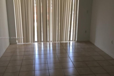 Condo in Miami, Florida, 2 bedrooms № 1991377 - photo 9