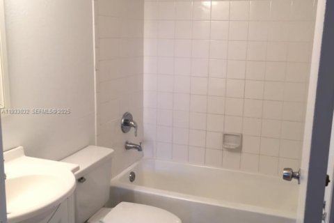 Condo in Miami, Florida, 2 bedrooms № 1991377 - photo 6
