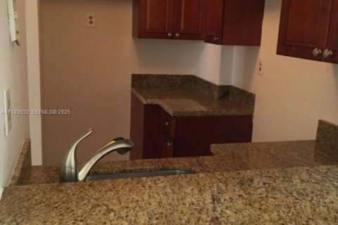 Condo in Miami, Florida, 2 bedrooms № 1991377 - photo 1