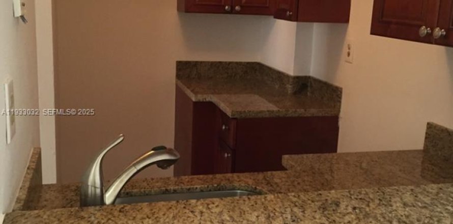 Condo in Miami, Florida, 2 bedrooms № 1991377