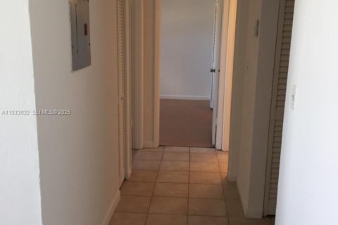 Condo in Miami, Florida, 2 bedrooms № 1991377 - photo 8