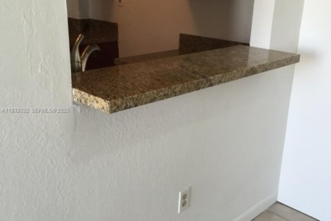 Condo in Miami, Florida, 2 bedrooms № 1991377 - photo 7