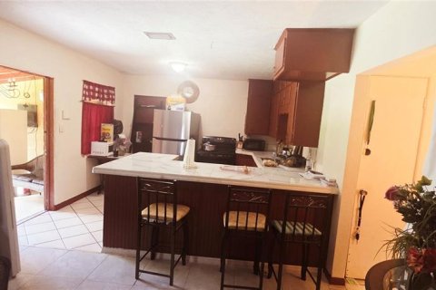 House in Orlando, Florida 7 bedrooms, 174.28 sq.m. № 2299473 - photo 3