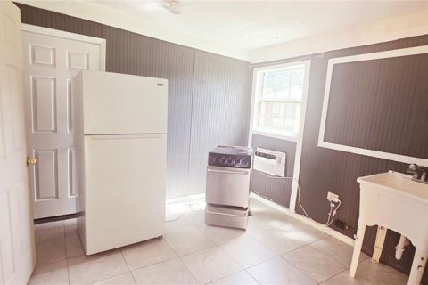 House in Orlando, Florida 7 bedrooms, 174.28 sq.m. № 2299473 - photo 6