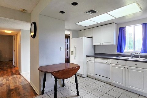 Condo in New Port Richey, Florida, 2 bedrooms  № 1886950 - photo 4