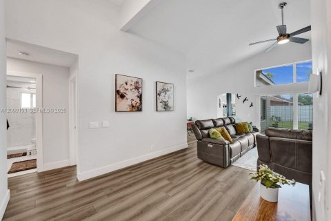 Снять в аренду виллу или дом в Уэстон, Флорида 4 спальни, 190.91м2, № 2065008 - фото 8