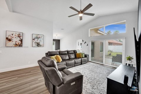 Снять в аренду виллу или дом в Уэстон, Флорида 4 спальни, 190.91м2, № 2065008 - фото 16