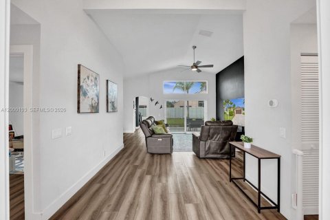 Снять в аренду виллу или дом в Уэстон, Флорида 4 спальни, 190.91м2, № 2065008 - фото 5