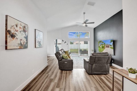 Снять в аренду виллу или дом в Уэстон, Флорида 4 спальни, 190.91м2, № 2065008 - фото 12