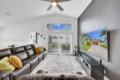 Снять в аренду виллу или дом в Уэстон, Флорида 4 спальни, 190.91м2, № 2065008 - фото 15