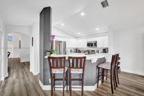 Снять в аренду виллу или дом в Уэстон, Флорида 4 спальни, 190.91м2, № 2065008 - фото 28