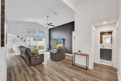 Снять в аренду виллу или дом в Уэстон, Флорида 4 спальни, 190.91м2, № 2065008 - фото 6