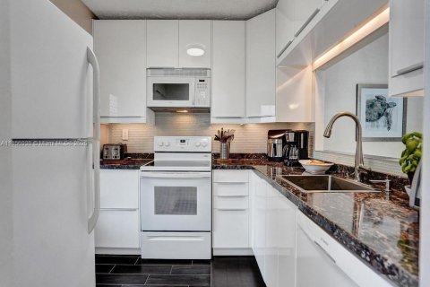 Condominio en venta en Lauderdale Lakes, Florida, 2 dormitorios, 87.7 m2 № 1979344 - foto 1