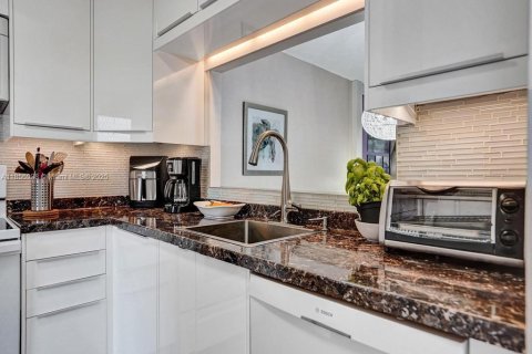 Condominio en venta en Lauderdale Lakes, Florida, 2 dormitorios, 87.7 m2 № 1979344 - foto 2