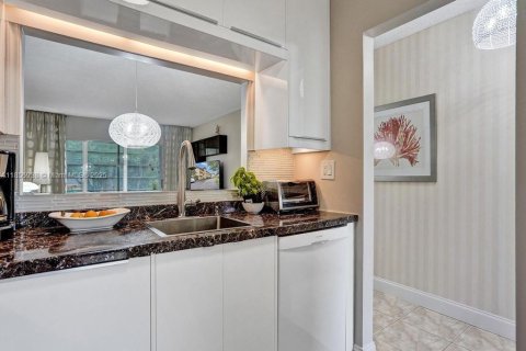 Condominio en venta en Lauderdale Lakes, Florida, 2 dormitorios, 87.7 m2 № 1979344 - foto 3