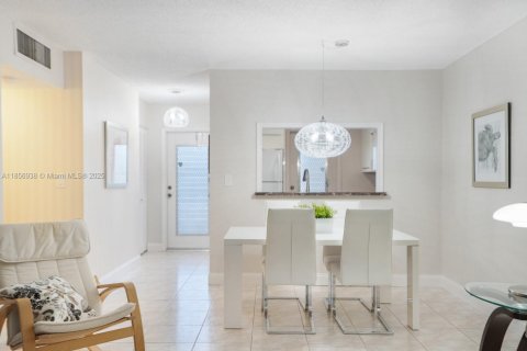 Condominio en venta en Lauderdale Lakes, Florida, 2 dormitorios, 87.7 m2 № 1979344 - foto 14