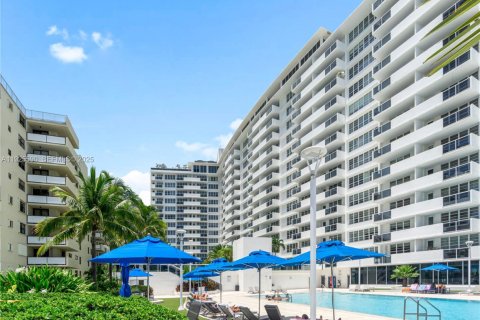 Condo in Miami Beach, Florida, 1 bedroom № 2076806 - photo 16
